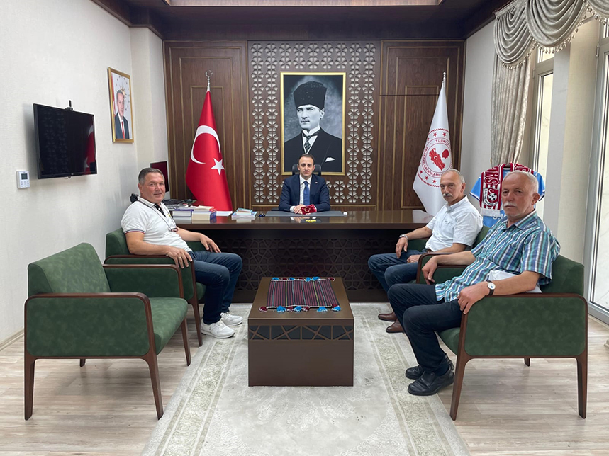 Şalpazarı Kaymakamı Sayın Semih Memiş'e kitabımızı ilet